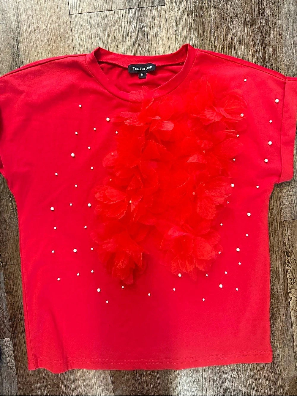 Twenty Love Floral Appliqué Short Sleeve Tee in Red Size Medium Like New